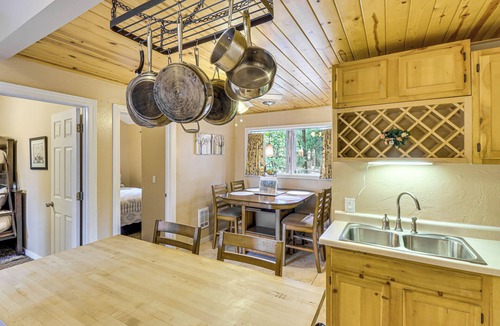 Pinetop-Lakeside House | 4 Mi to Rainbow Lake! Cozy Forest-View Gem w/Deck