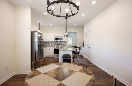 Burlington House | 4 Min to Downtown | Car Rental Avail. | En-Suite