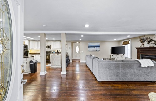 San Jacinto House | 4 Min. Walk to Beach, Great for Groups or Families