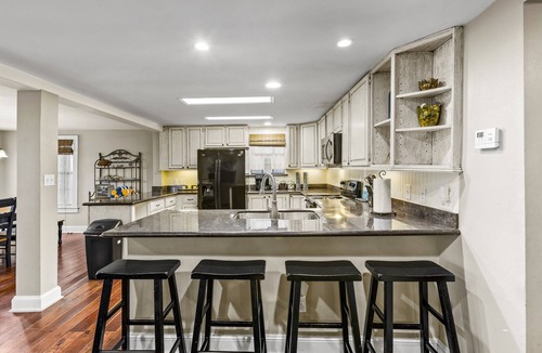 San Jacinto House | 4 Min. Walk to Beach, Great for Groups or Families