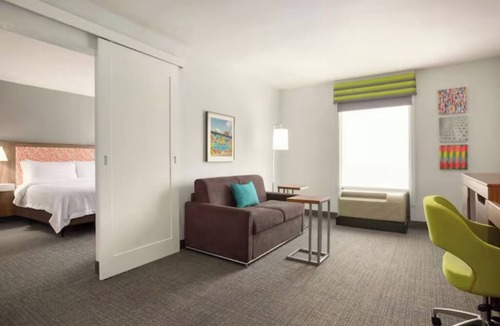 Houston Hotel | 4 Modern Houston Suites Featuring Free Breakfast, Parking, & Indoor Pool Access