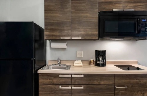 Westgate Hotel | 4 Modern Rooms w/Full Kitchen & Outdoor Grill Perfect for Short or Long Stays