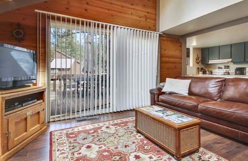 Overlook Park Condo | 4 Pole House-Sunriver, Oregon: BBQ, WiFi, SHARC Aquatics, Tubing Hill, Mt. Bachelor, Golf, Deschutes River, Tennis, Bike Paths