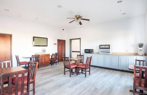 Clute Hotel | 4 Relaxing Rooms Near Tourist Spots | Seasonal Outdoor Pool