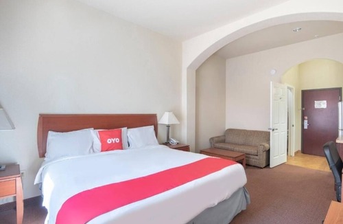 Clute Hotel | 4 Relaxing Rooms Near Tourist Spots | Seasonal Outdoor Pool