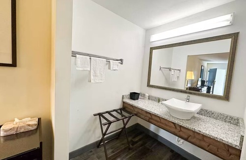 Ridgeway Hotel | 4 Relaxing Rooms w/Free Parking & Seasonal Pool | Quiet Ridgeway Sta