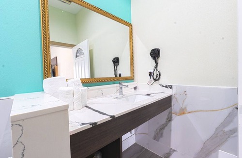 George Bush Park/Eldridge Hotel | 4 Tranquil Rooms w/2 Queens and Kitchenette Near Woodbridge Lake – 4.3 Miles