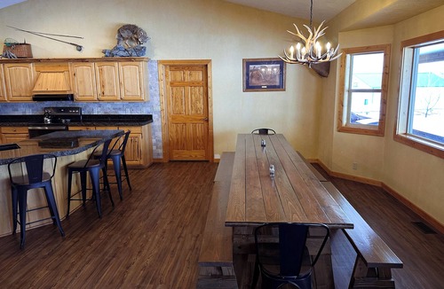 Ashton Cabin | 40 min from YNP! 18 Beds! New Bedding! Lots of parking!