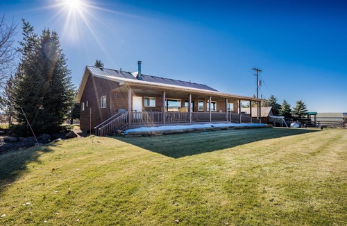 Ashton Cabin | 40 min from YNP! 18 Beds! New Bedding! Lots of parking!