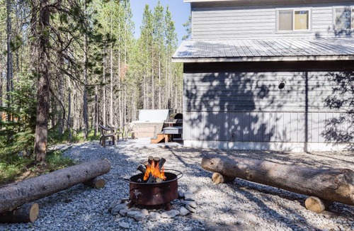Island Park Cabin | 400 m² Cabin ∙ 8 bedrooms ∙ 18 guests