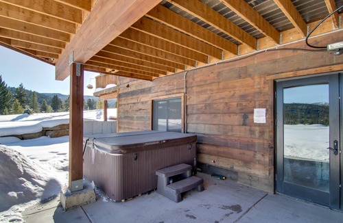 Big Sky House | 418 m² House ∙ 4 bedrooms ∙ 6 guests