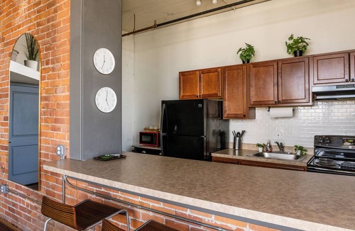 Detroit Apartment | 420 Loft Canada Bridge View - FREE PARKING - FREE WIFI
