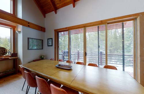 Big Sky Ski Chalet | 425 m² Chalet ∙ 5 bedrooms ∙ 20 guests