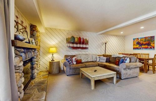 Elkhorn Village House | 4311 Fairway 9