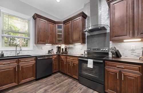 Weddington House | 4500 sq ft. Cozy/Luxe Mountain style retreat in South CLT- 2 King Masters!