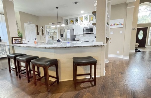 Wetmore House | 4BR/2.5 Bath, 5-Star, Six Flags, La Cantera Shops, UTSA, Med Center, River Walk.