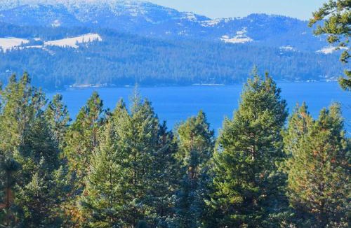 Coeur d'Alene Apartment | 4BR 3 and half Bath with Spa Whirlpool and Playground for 14 guests
