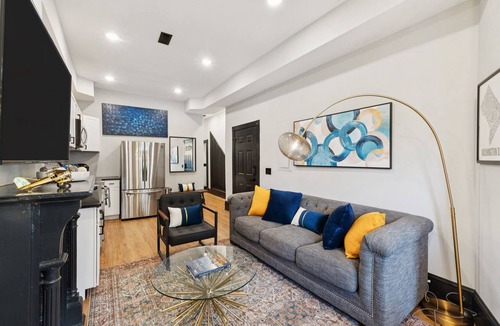 Shaw Apartment | 4BR DC Townhome · Sleeps 14 · Patio · Logan Circle