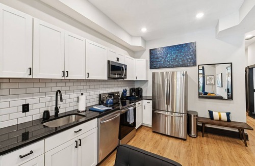 Shaw Apartment | 4BR DC Townhome · Sleeps 14 · Patio · Logan Circle