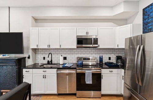 Shaw Apartment | 4BR DC Townhome · Sleeps 14 · Patio · Logan Circle