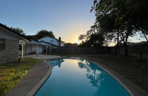 Universal City House | 4BR Home w/Pool Furnished Extended Stay near Randolph AFB Fast Wi-Fi W/D