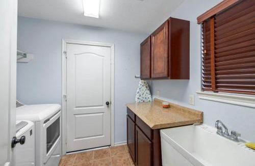 Houston House | 4BR Houston Home Sleeps 9 with Foosball & Covered Patio