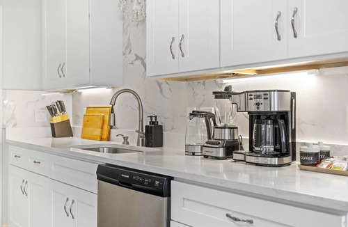 East Somerville Apartment | 4BR near Harvard/MIT +Parking +BBQ +Fire pit