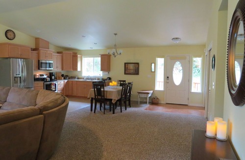 Clinton House | 5 Acres of Solitude, a Restful Place To Rejuvenate, Winter Or Summer