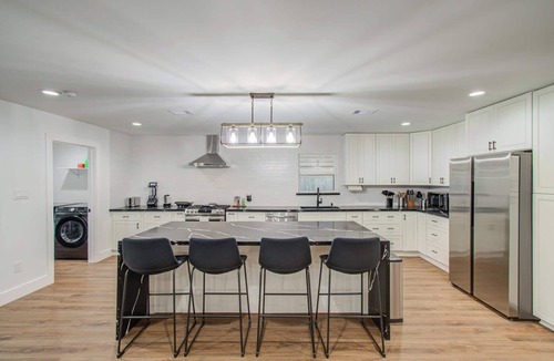 Houston House | 5-BD Modern Central Getaway w Hot Tub - Mins to DT