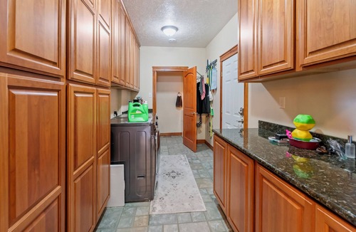 Helena House | 5 BDRM Luxury Montana Retreat on golf course+PRVT pool (seasonal)+3 nearby lakes