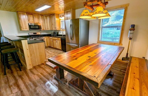 Gardiner House | 5 br house with gorgeous mountain and river view by Yellowstone