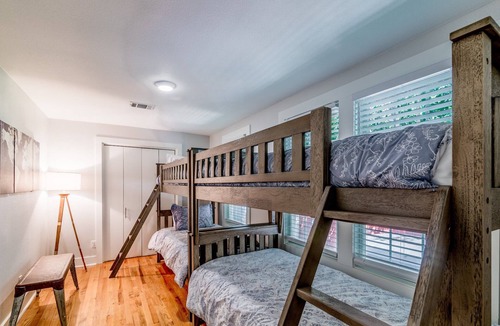 Hancock House | 5 ★ Downtown Group Bungalow - Near UT★