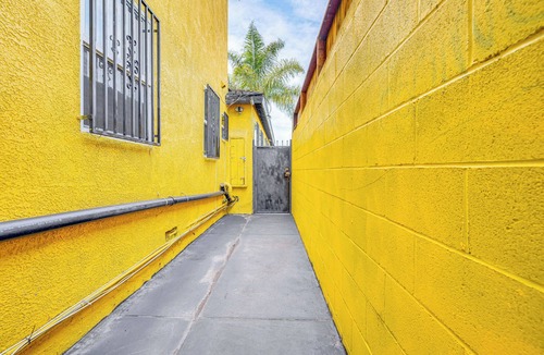 Crenshaw Apartment | 5 Mi to SoFi Stadium: Apt w/Shared Patio!