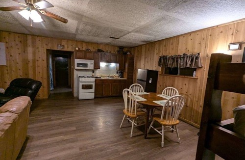 South Bloomingville Cottage | 5 Min From The Caves on 21+ Acres, Wi-Fi, Hot Tub, Fire Pit, Pet Friendly, Grill