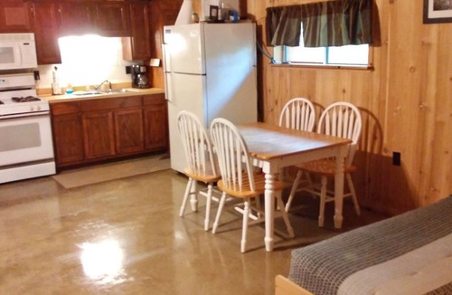 South Bloomingville Cottage | 5 Min From The Caves on 21+ Acres, Wi-Fi, Hot Tub, Fire Pit, Pet Friendly, Grill