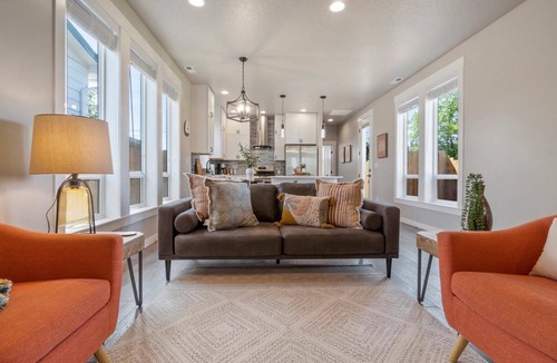 Boise House | 5 min to BSU + 8 min to Downtown | Brand New Build! Happy Decor! Quiet Patio w/Seating & BBQ