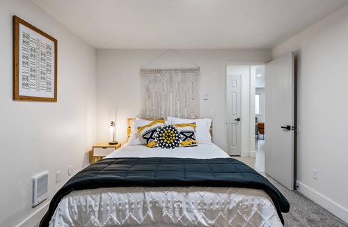 Veterans Park House | 5 Mins to downtown - game-room and fire-pit and fenced yard