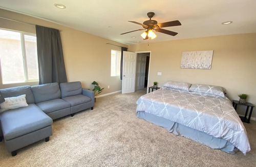 Stockton House | 5 mins to DT and the Water! Parking. A/C. Backyard