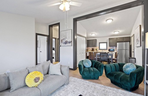 Westfield House | 5 mins to Grand Park, 15 mins to Ruoff, pet-friendly, peaceful environment!