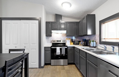 Westfield House | 5 mins to Grand Park, 15 mins to Ruoff, pet-friendly, peaceful environment!
