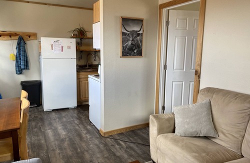 Burns Cottage | 5 minutes from town, lots of space for pets to run, quiet and private!