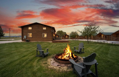 St. Charles Cabin | #5 Red Rock cabin, Newly Remodeled! AC! New Beds! Sleeps 4