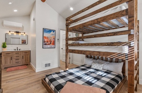 St. Charles Cabin | #5 Red Rock cabin, Newly Remodeled! AC! New Beds! Sleeps 4
