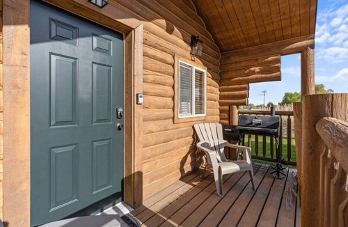 St. Charles Cabin | #5 Red Rock Cabin! Newly Remodeled! AC! Sleeps 4!