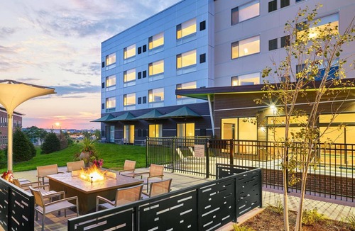 West Des Moines Hotel | 51 m² Hotel ∙ 127 guests