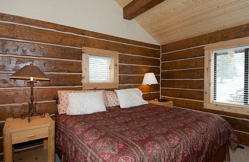 Island Park Cabin | 54 m² Cabin ∙ 2 bedrooms ∙ 4 guests