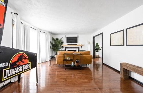 Lawrence Villa | 5BR 2BA Fun Family Home Sleeps 12 Pinball TVs 15m DT