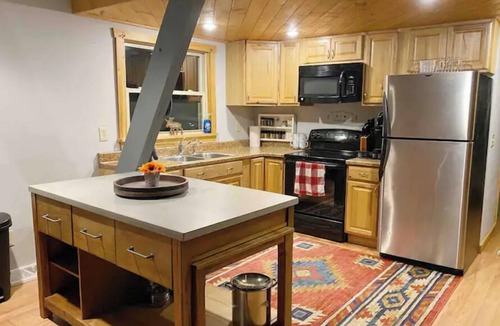Beach Lake House | 6.45 ACRE Private Close to Big Bear Mountain, Waterfall, Fire-pit, Loft & more.
