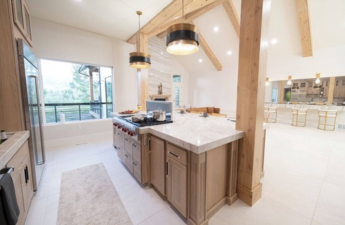 Huntsville House | 6/7 Ski house, IKON, Snowbasin, Powder mtn, Hot Tub, sleeps up to 21