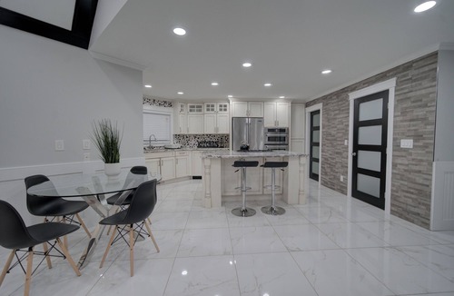Fleetwood House | 6 bdrm home w pool/hot tub/pool table/bar/kareoke